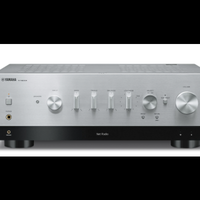Amplificador Yamaha prateado com painel preto e botões