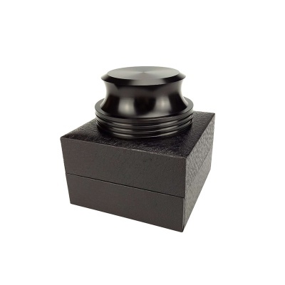 Recipiente metálico preto sobre caixa preta texturizada