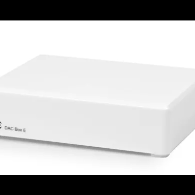 Caixa eletrónica branca com texto DAC Box E