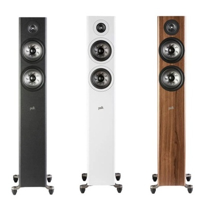 Três colunas de som em preto, branco e madeira clara com logótipo 'polk'