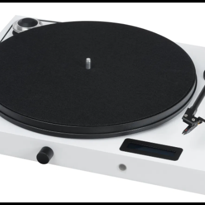 Toca-discos branco com prato preto e braço de leitura