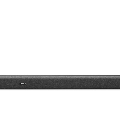 Sistema de som com soundbar preta, subwoofer e controlo remoto.