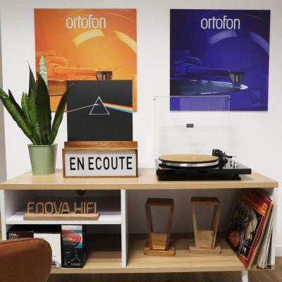 Estante com gira-discos, planta, discos de vinil, posters ortofon e caixa de letras EN ECOUTE