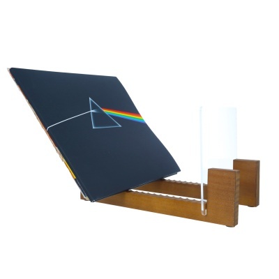 Suporte de madeira com disco vinil com prisma e arco-íris