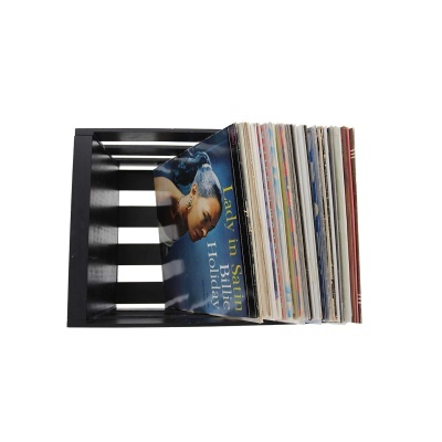 Discos de vinil num suporte preto com capa azul e texto 'Lady In Satin Holiday'