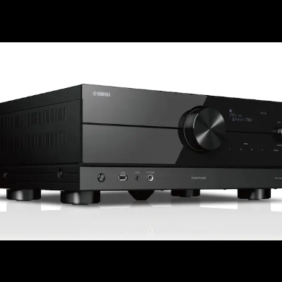Amplificador Yamaha preto com mostrador digital e botões