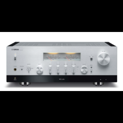 Amplificador Yamaha prateado com mostradores e botões no painel frontal.