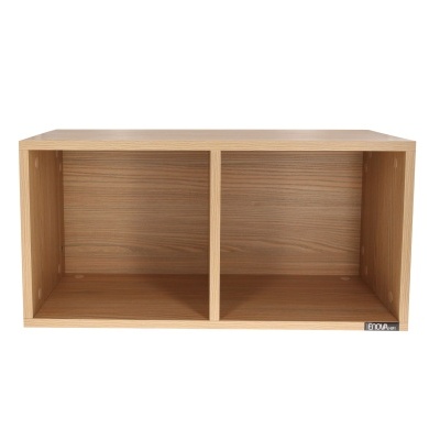 Estante de madeira clara com duas divisórias e etiqueta EVOA