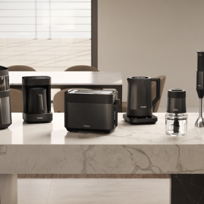 Conjunto de eletrodomésticos de cozinha em preto mate sobre bancada de mármore