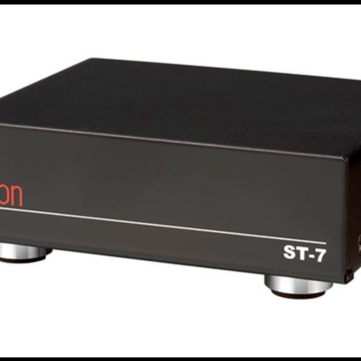 Amplificador Ortofon ST-7 preto com texto vermelho e branco