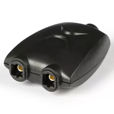 Adaptador elétrico preto compacto com duas tomadas femininas