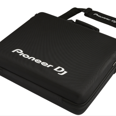 Mala preta da marca Pioneer DJ com alça ajustável para transporte