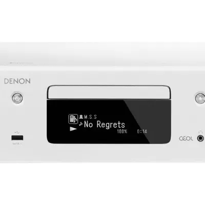 Aparelho de áudio branco da marca Denon com visor digital no ecrã.