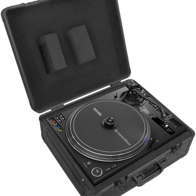 toca-discos preto Gemini PT-1200 em estojo preto aberto