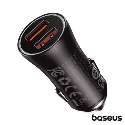 Carregador de carro Baseus preto com duas portas USB e símbolos regulatórios.