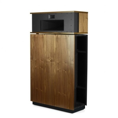 Coluna de áudio em madeira castanha com detalhes pretos e compartimentos laterais