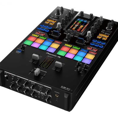 Controlador DJ profissional preto com botões coloridos e ecrã