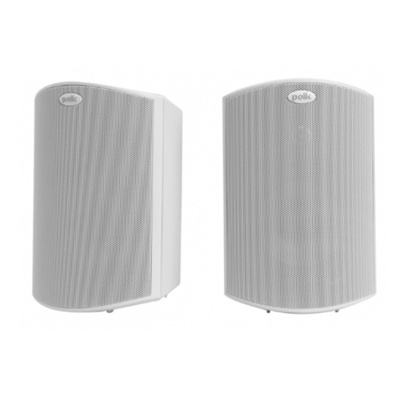 Par de colunas de som brancas Polk com grelha metálica perfurada e logótipo na frente