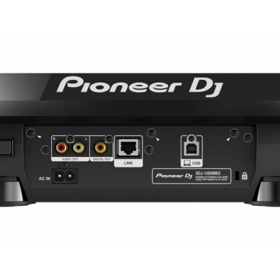 Vista traseira do equipamento Pioneer DJ com conexões RCA, digital, LAN e USB