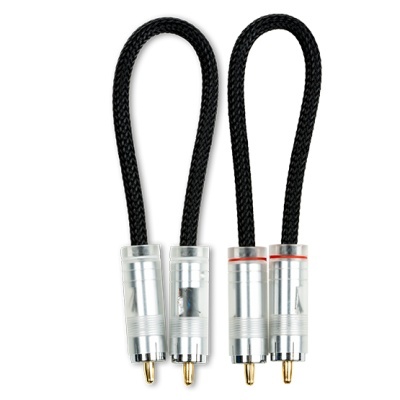 Dois cabos de áudio preto com conectores RCA dourados e anéis vermelhos