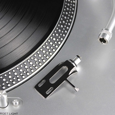 Gira-discos prateado com detalhes pretos e metálicos