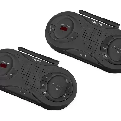 Dois dispositivos eletrónicos pretos com botões e visor digital