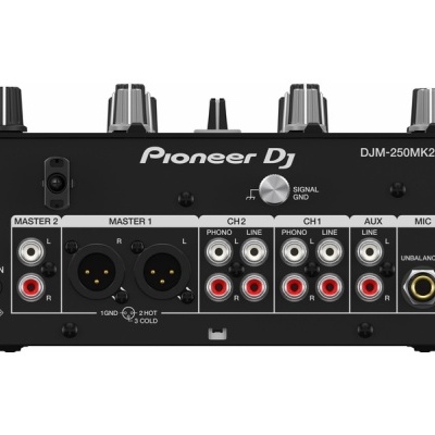 Traseira da mesa de mistura Pioneer DJ DJM-250MK2 com várias entradas de áudio e porta USB