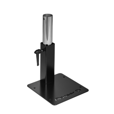 Suporte metálico com base preta e tubo cilíndrico prateado com punho de ajuste