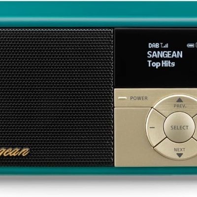 Rádio digital portátil Sangean verde com painel preto e dourado e ecrã LCD