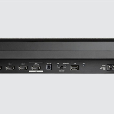 Painel traseiro de dispositivo eletrónico preto com portas HDMI, USB, rede, ótico e de energia