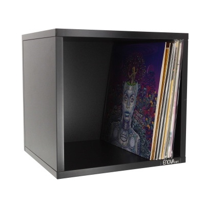 Móvel preto em forma de cubo com discos vinil coloridos e capa destacada com ilustração futurista.