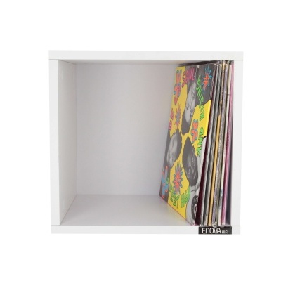 Cubículo branco de armazenamento com discos de vinil alinhados no lado direito