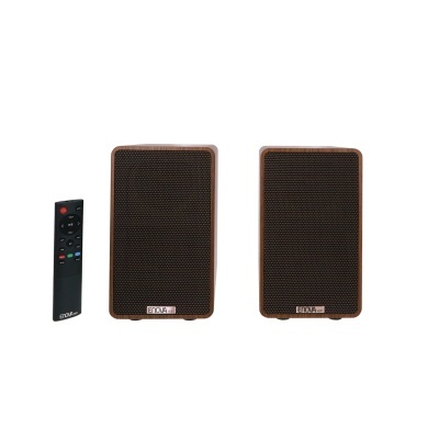 Colunas retangulares castanhas com grelha preta e comando remoto preto