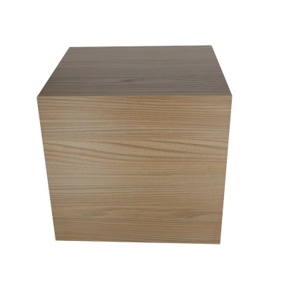 Cubo de madeira com textura natural em castanho