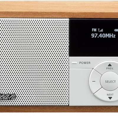 Rádio portátil de madeira com mostrador digital e botões circulares