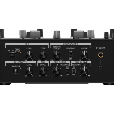 Controlador de áudio preto com botões e rótulos em branco