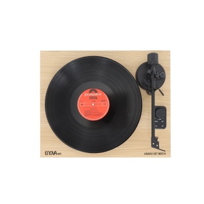 Gira-discos com base de madeira clara e disco vinil preto com etiqueta vermelha