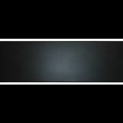 Placa preta retangular com quatro furos nas bordas sobre fundo branco