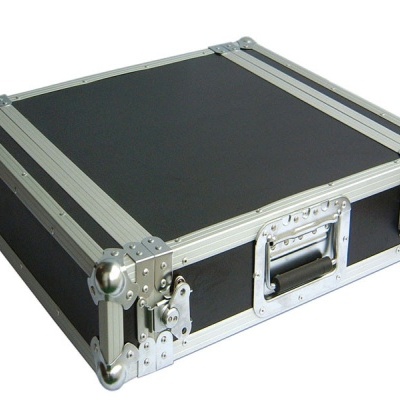 Mala rígida para transporte com estrutura metálica prateada e painéis pretos