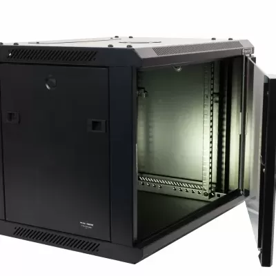 Armário de servidor de metal preto com porta de vidro aberta