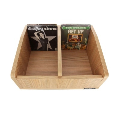 Caixa organizadora de madeira com dois discos de vinil