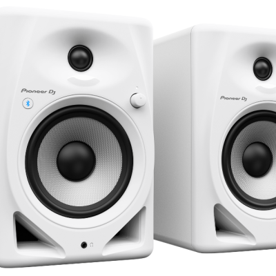 Par de colunas de som brancas Pioneer DJ com tweeters e woofers distintos