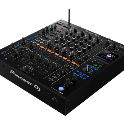 Mesa de mistura de DJ Pioneer DJ preta com múltiplos controlos e antena