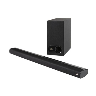 Barra de som preta com subwoofer preto ao fundo, ambos com logo Polk