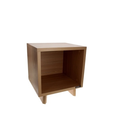 Estante cubo de madeira clara com apoio em duas pernas pequenas