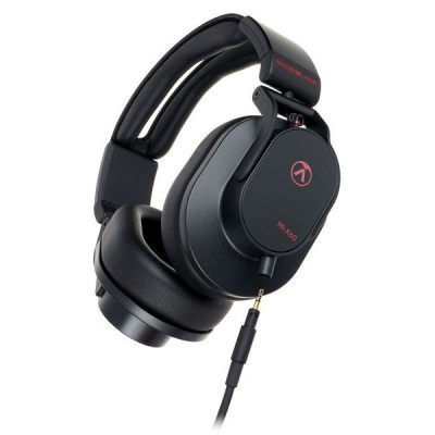 Auriculares circum-aurais pretos com logótipo vermelho e cabo ligado