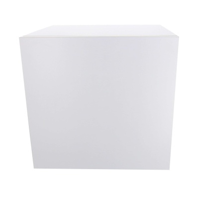 Cubo branco com superfície lisa e fundo branco