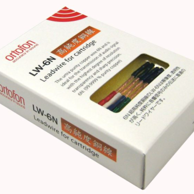 Caixa branca de fio condutor Ortofon LW-6N com fios coloridos visíveis