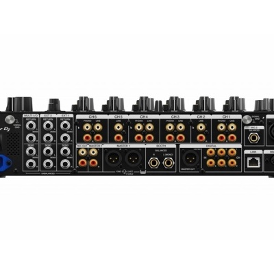 painel traseiro de equipamento áudio Pioneer DJ preto com várias entradas e saídas