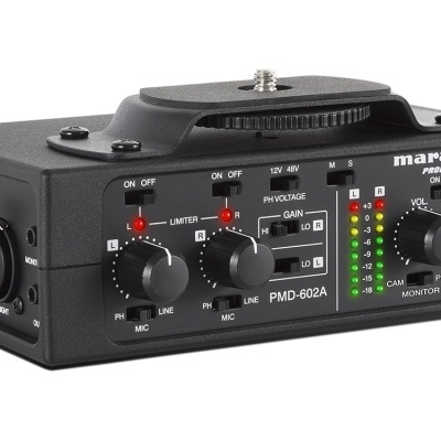 Interface áudio preta Marantz com botões e LEDs